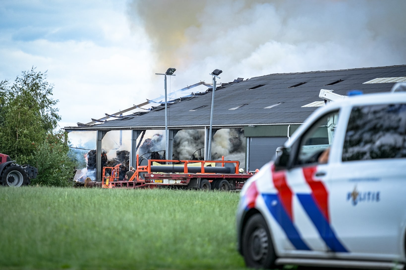 Grote brand in loods met stro