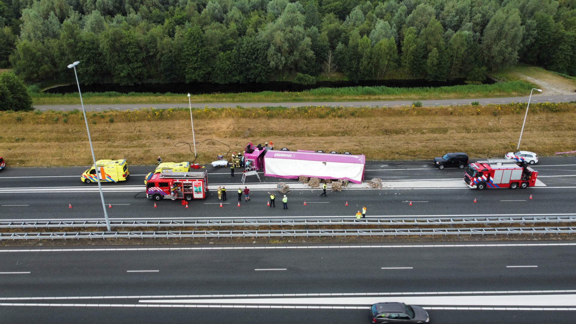 Vrachtwagen gekanteld bij ongeval op snelweg