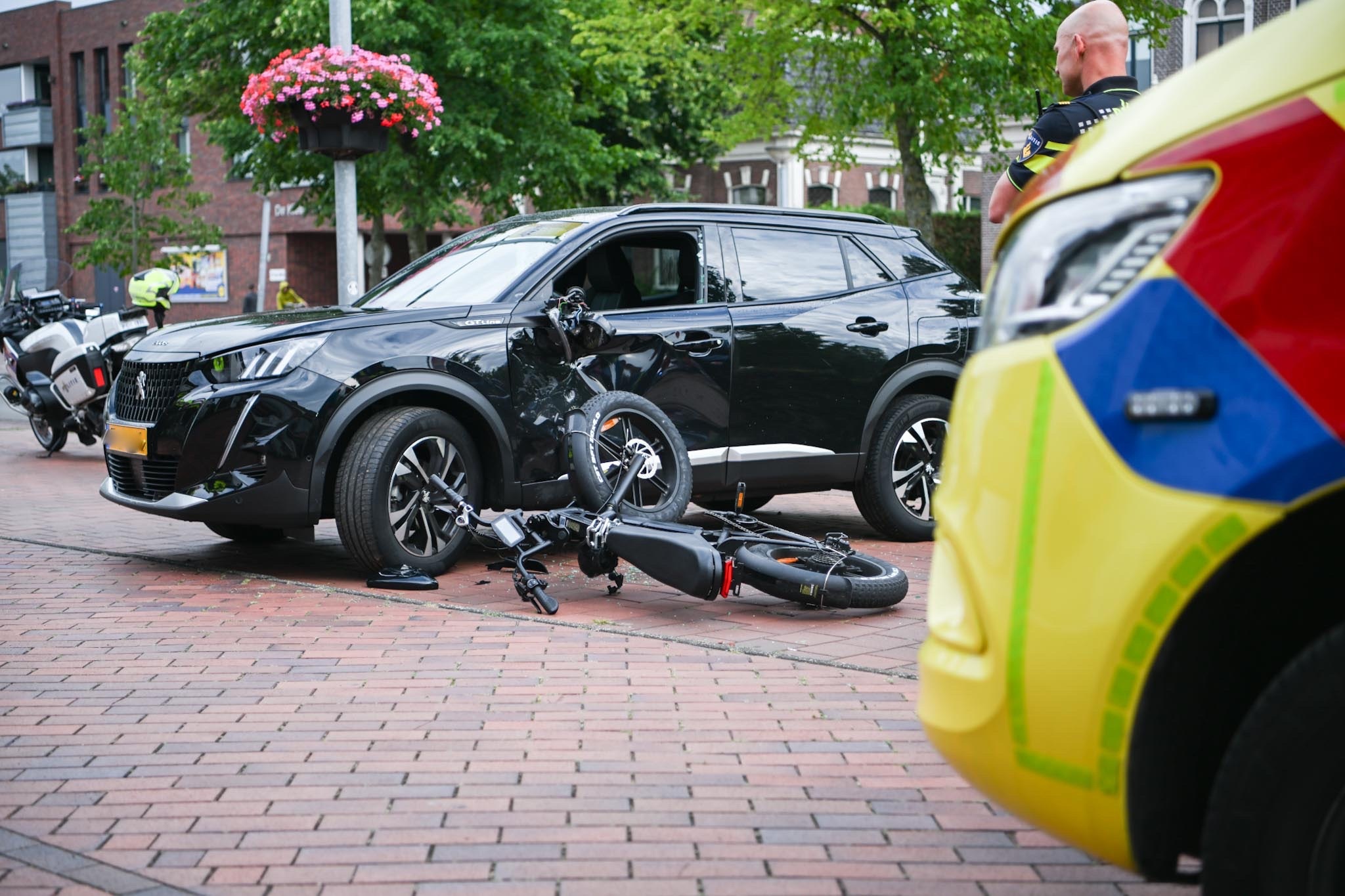 Vrouw op Fatbike gewond na botsing met auto