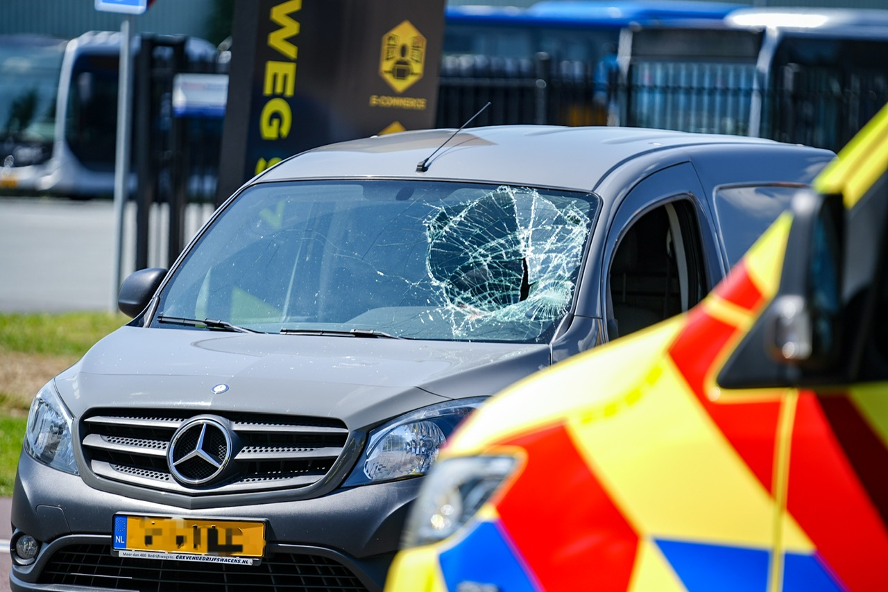 Wielrenner geschept door automobilist, gat in voorraam