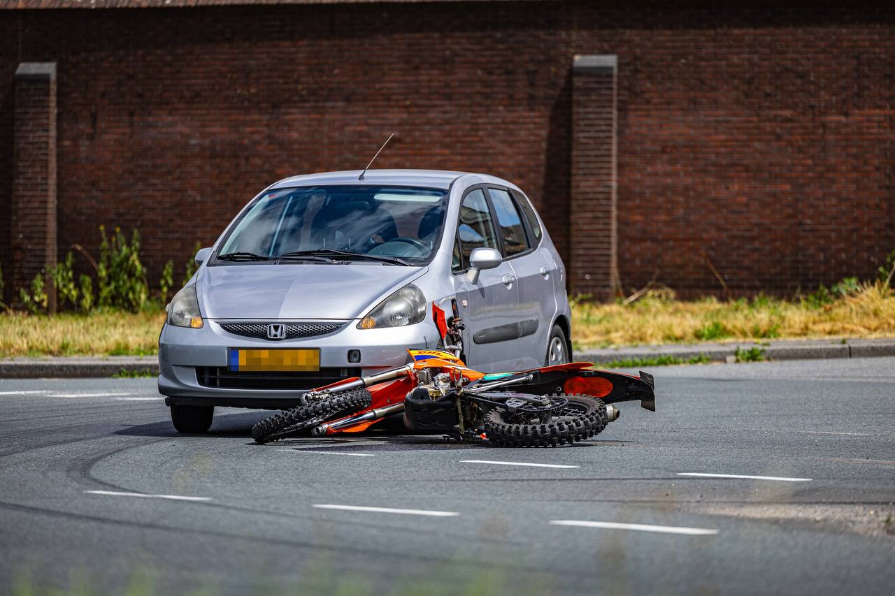 Motorrijder gewond na voorrangsfout