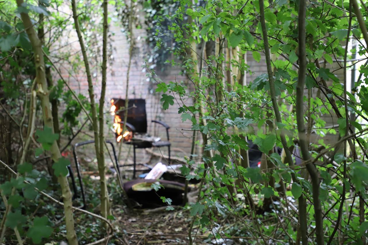 Jongeren steken meubels in de bosjes in brand