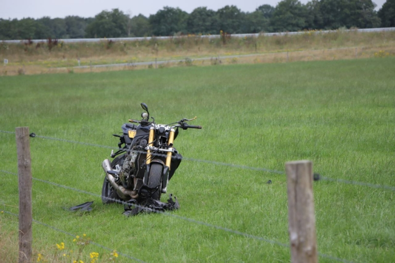 Motorrijder belandt in weiland en raakt gewond