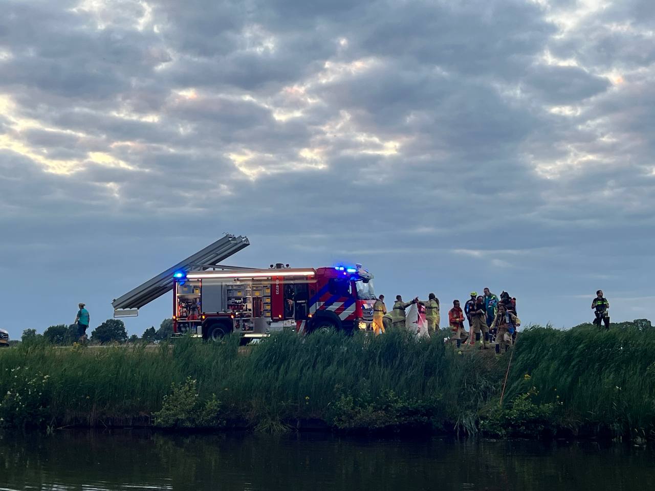 Omstander belt 112 na zien van fiets in het water, grote zoekactie