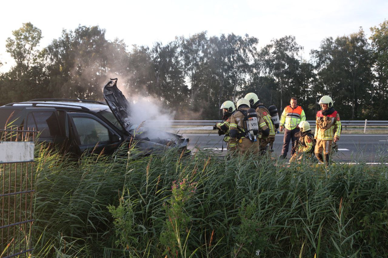 Auto vliegt in brand tijdens het rijden