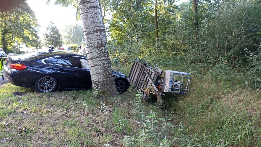 Aanhanger schiet los van pick-up truck