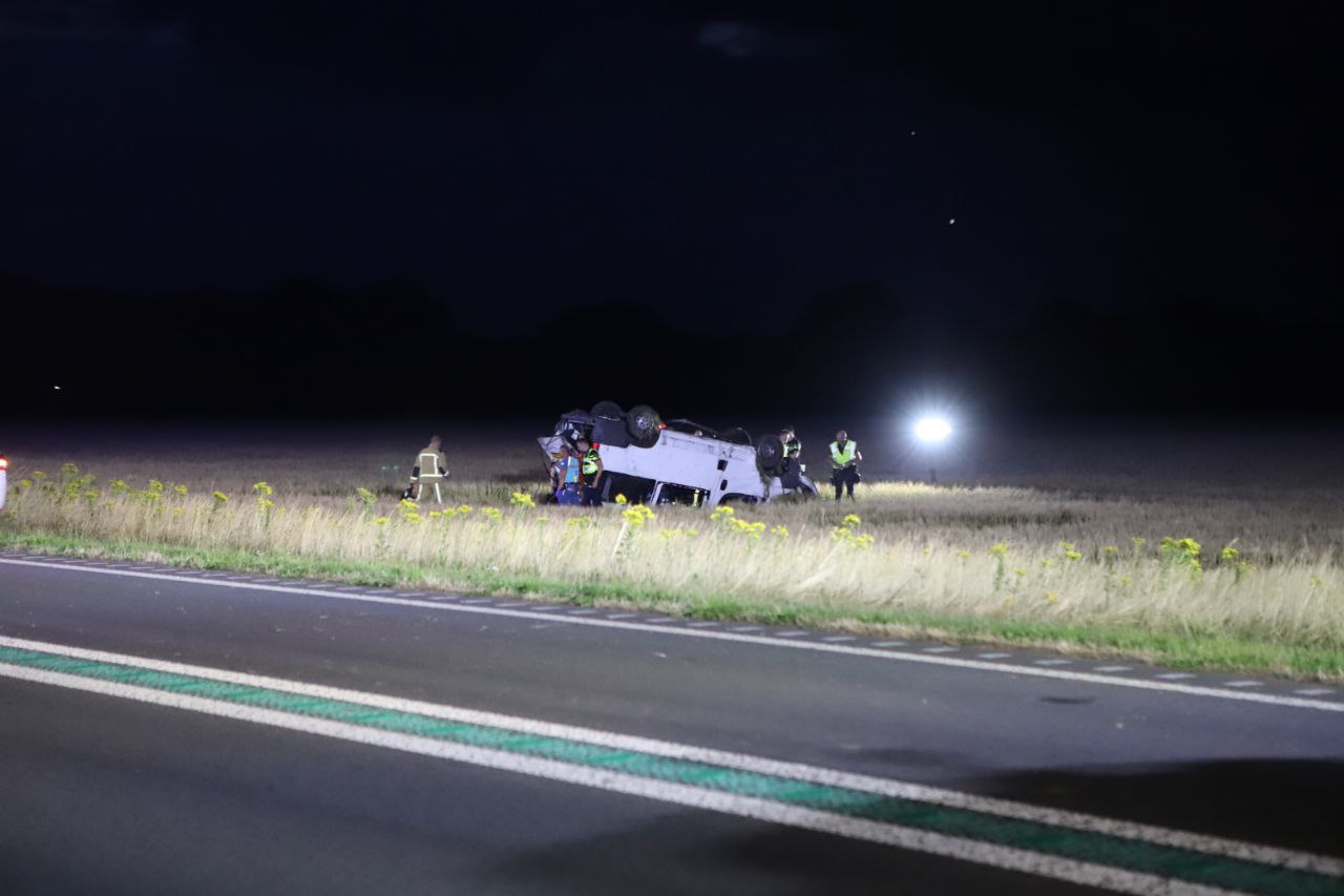 Personenbus belandt in graanakker bij ernstig ongeluk