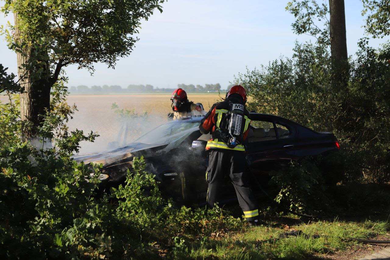 Auto vliegt in brand bij ongeluk, bestuurder ernstig aan toe