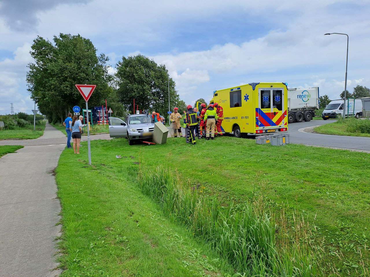 Bestuurder bekneld na aanrijding met vrachtwagen