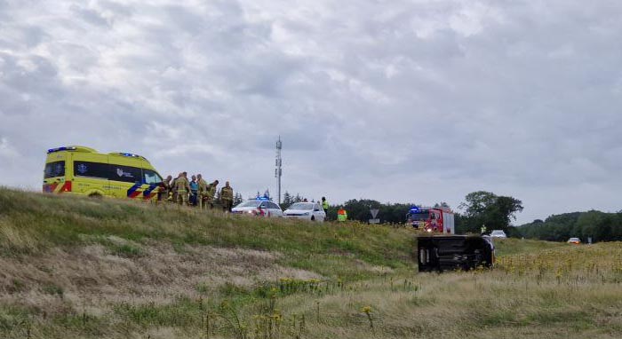 Automobilist crasht in weiland