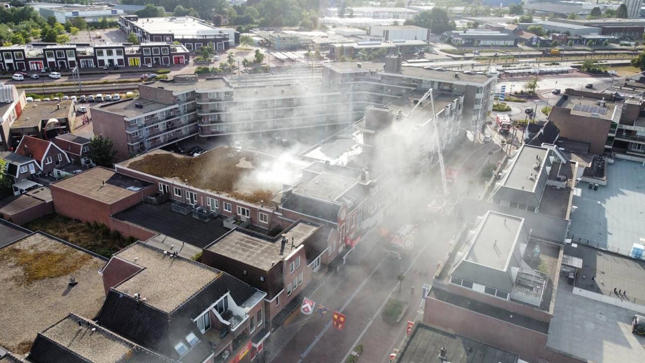UPDATE: Zeer grote brand op zolderverdieping van de Blokker, zeker één gewonde