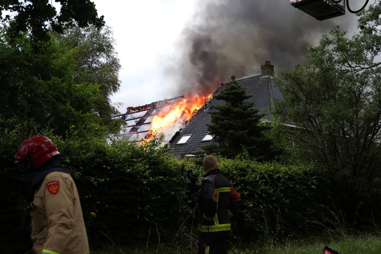 Grote brand uitgebroken na blikseminslag