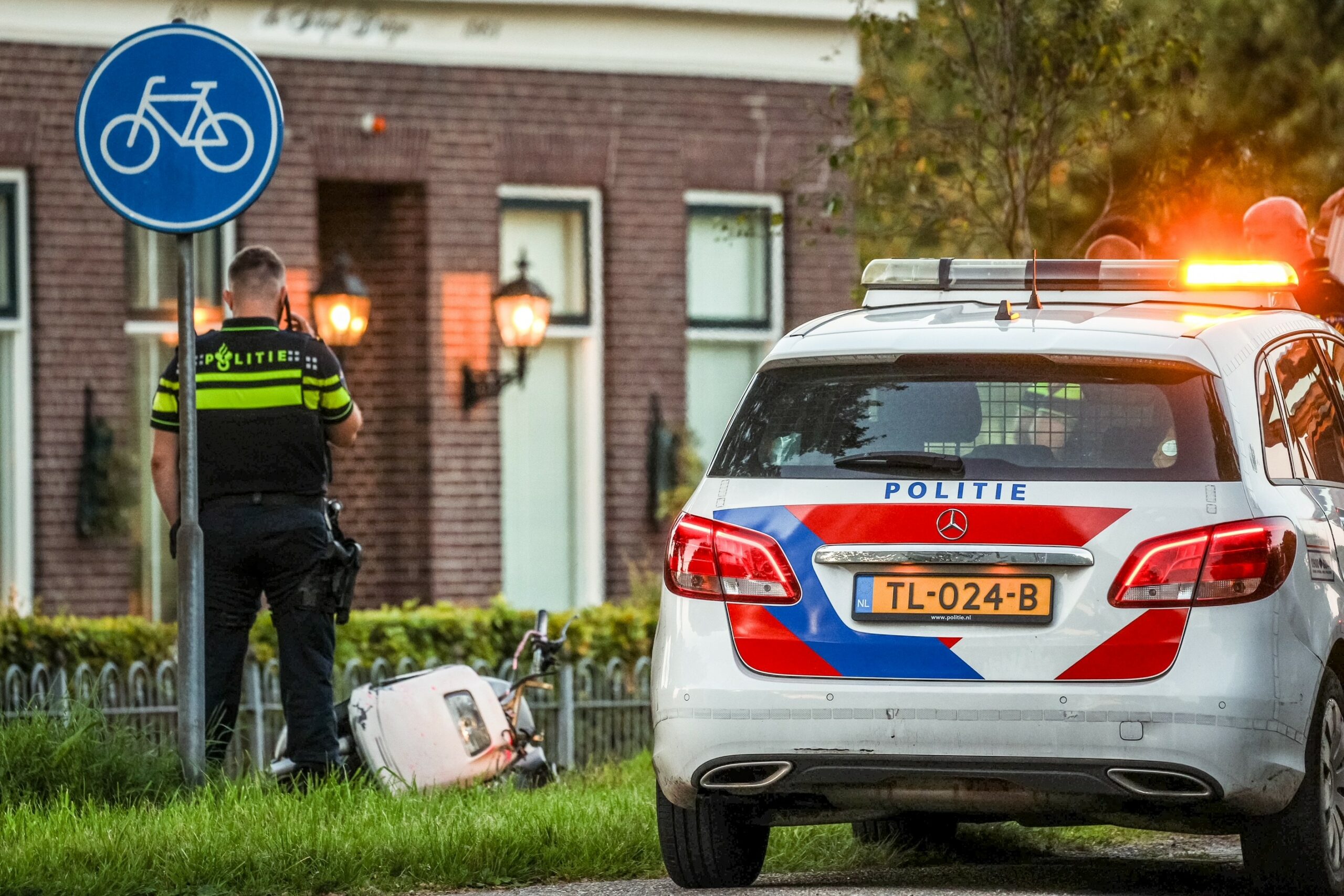 Scooterrijder zwaargewond na botsing tegen hekwerk