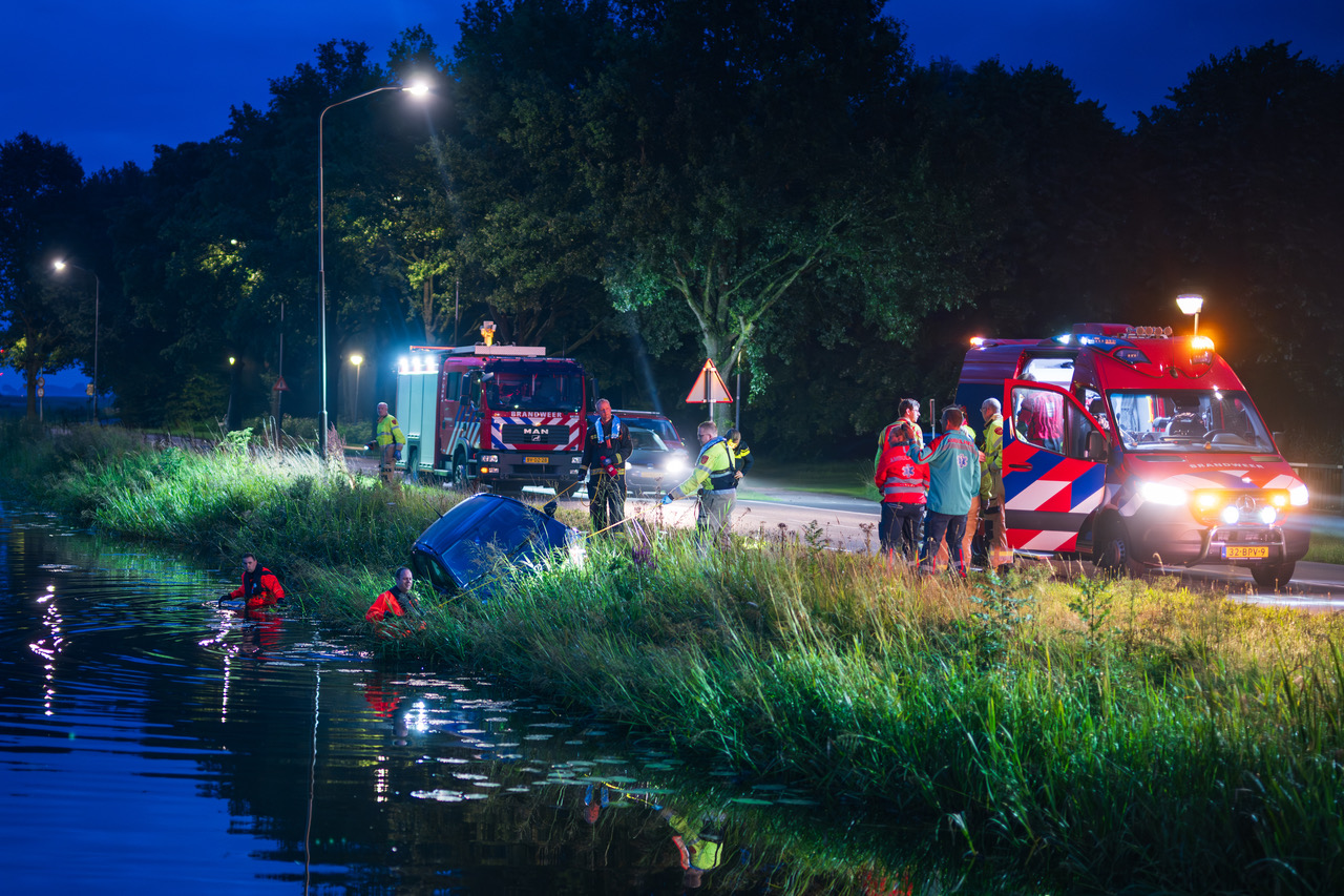 Auto raakt bijna te water, bestuurder vlucht