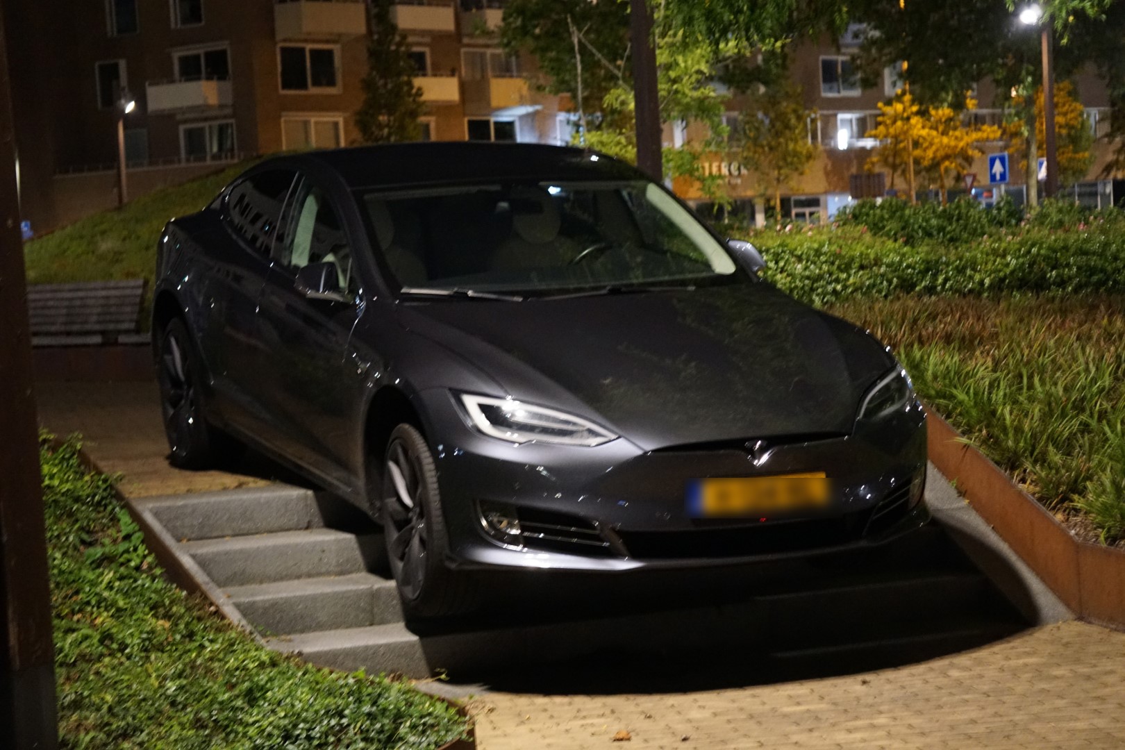 Dronken Tesla-bestuurder neemt de verkeerde afslag