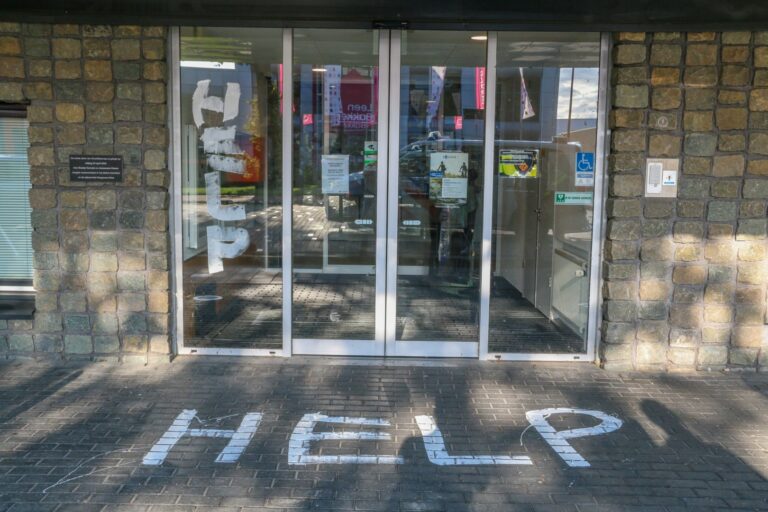 Politiebureau in Hoogeveen beklad met tekst