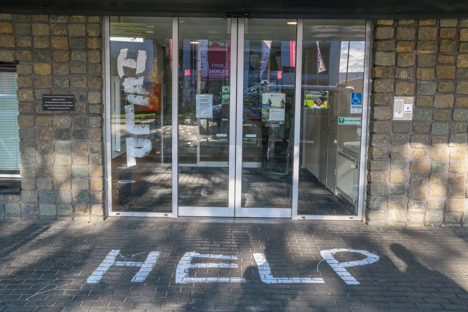 Politiebureau in Hoogeveen beklad met tekst