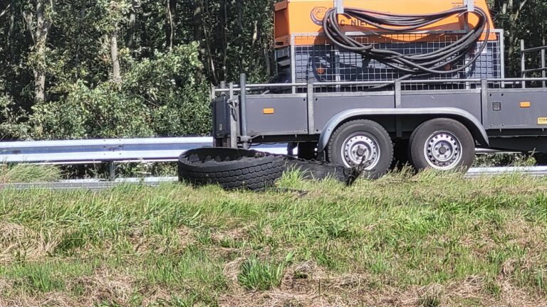 Vrachtwagentrailer belandt op vangrail A28 bij Assen na klapband