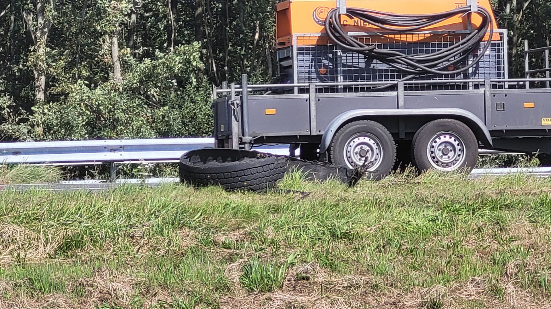 Vrachtwagentrailer belandt op vangrail A28 bij Assen na klapband