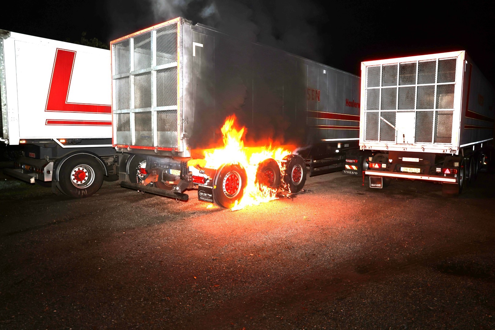 Vrachtwagentrailer door brand beschadigd, mogelijk brandstichting