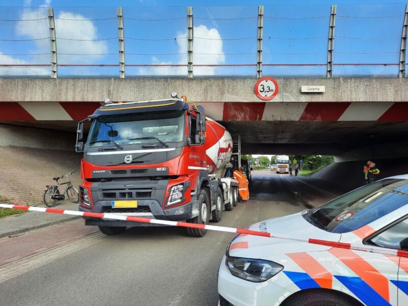 Betonwagen Rijdt Zich Muurvast Onder Viaduct - NoorderNieuws