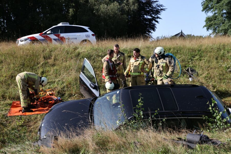 Brandweer bevrijdt automobilist na ongeval