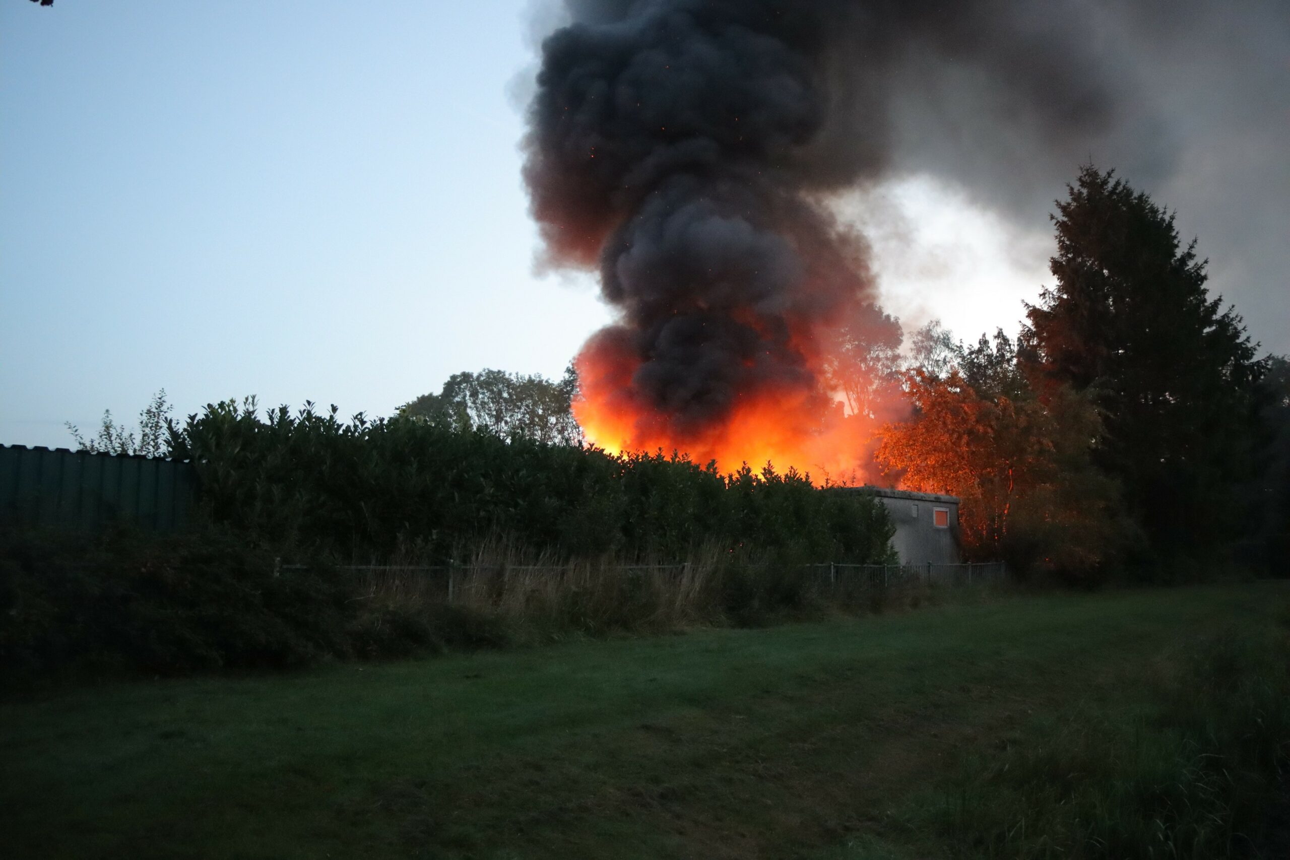 Woonwagen door brand verwoest