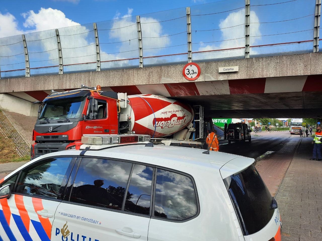 Betonwagen rijdt zich muurvast onder viaduct