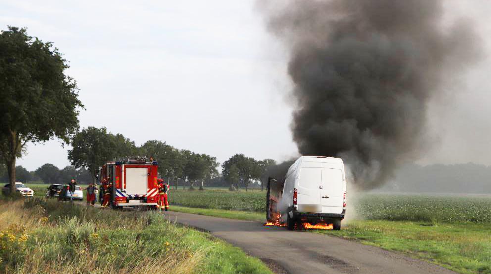 Bestelbus vliegt in brand tijdens het rijden