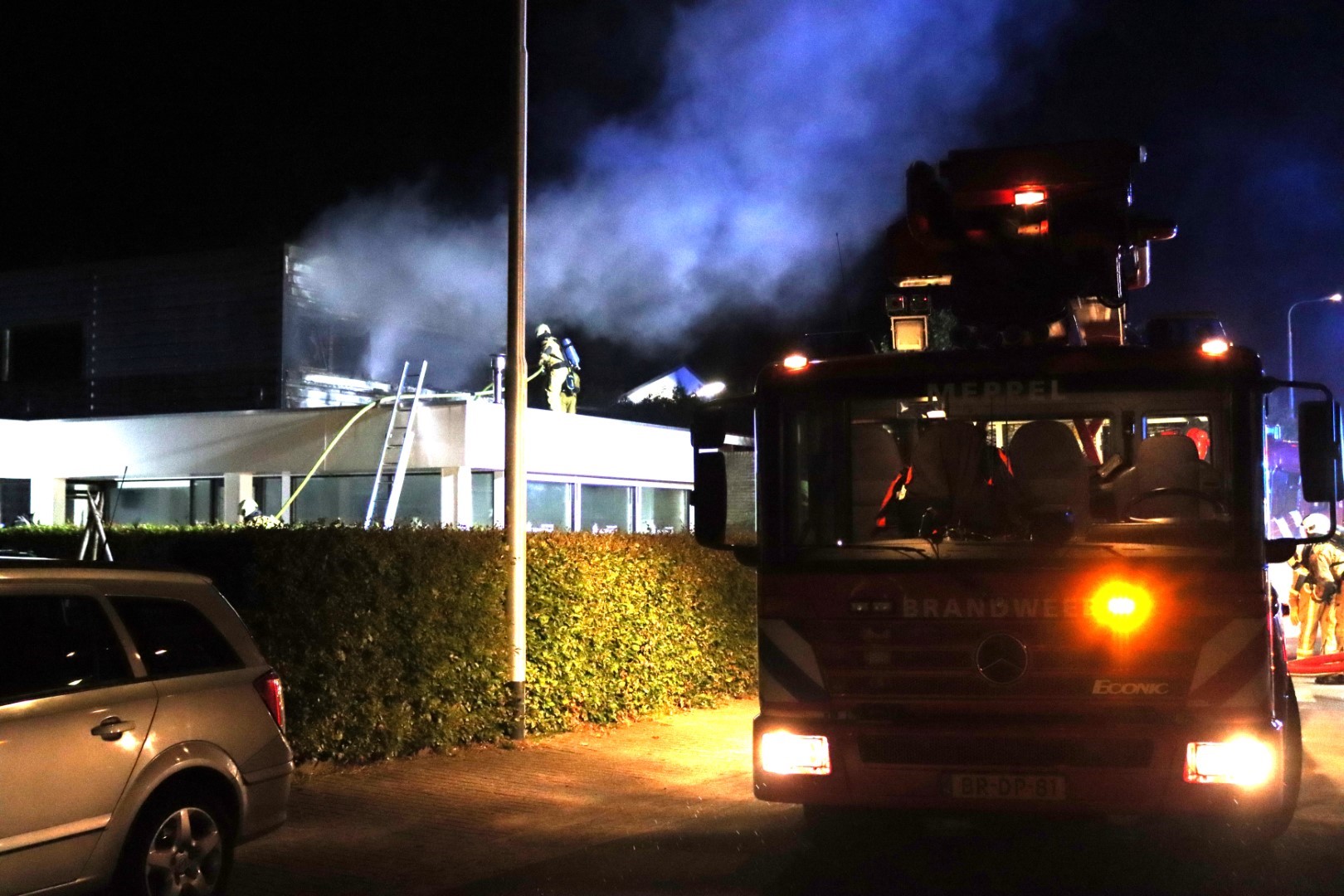 Brand boven autobedrijf snel onder controle