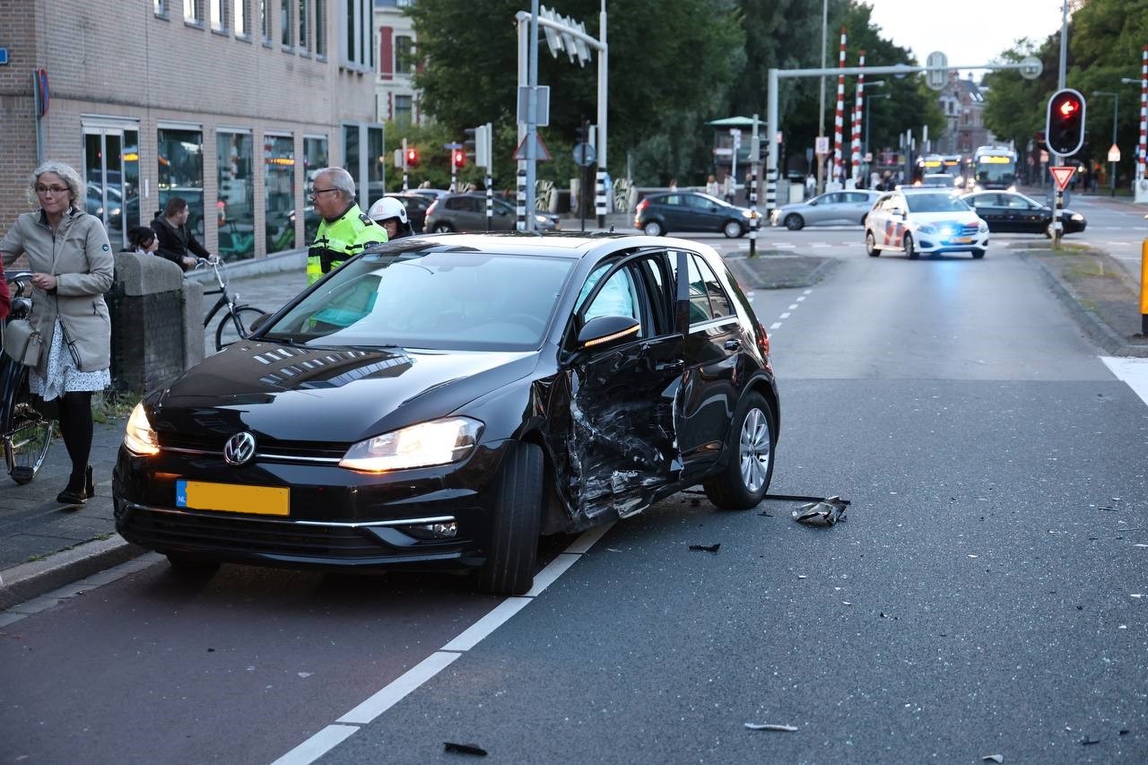 Automobilist haalt kerende auto in waarna ongeval gebeurd