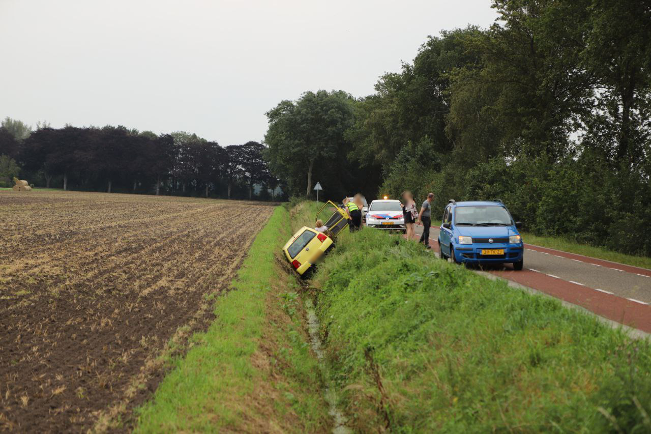 Bestuurster belandt met auto in sloot