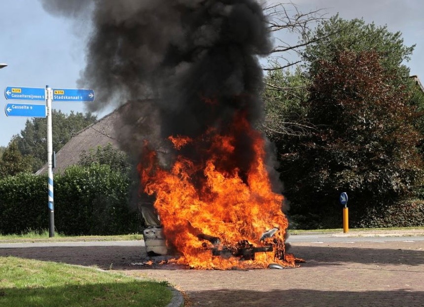 Auto vliegt al rijdend in brand, bestuurder en dochtertje op tijd eruit