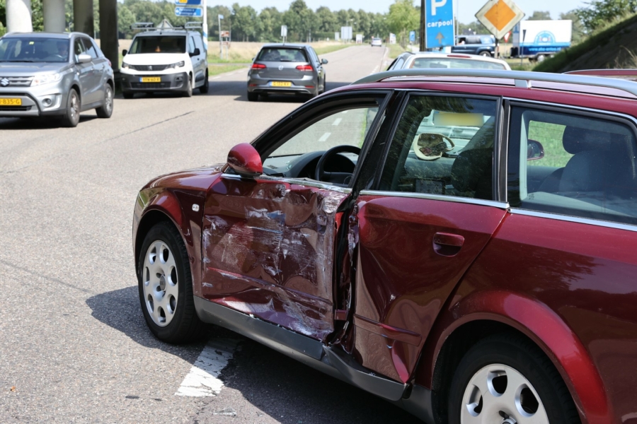 Flinke schade nadat buschauffeur een auto over het hoofd ziet