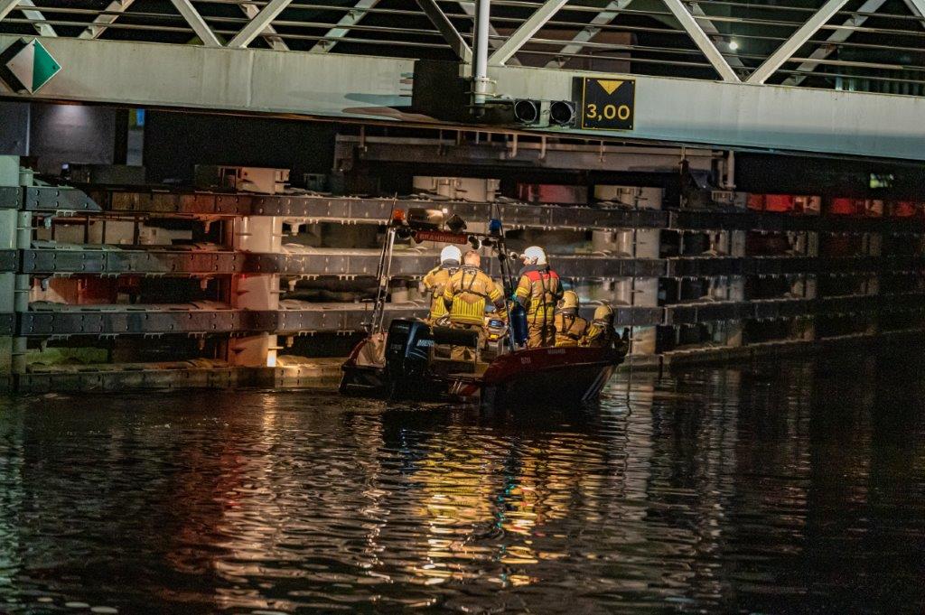 Binnenvaartschip botst tegen brug Stroobos