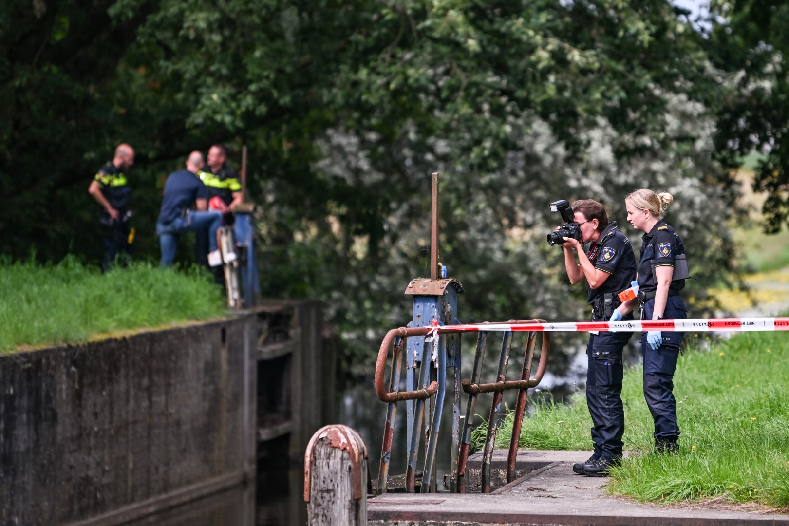 Lichaam aangetroffen in het water, politie start onderzoek