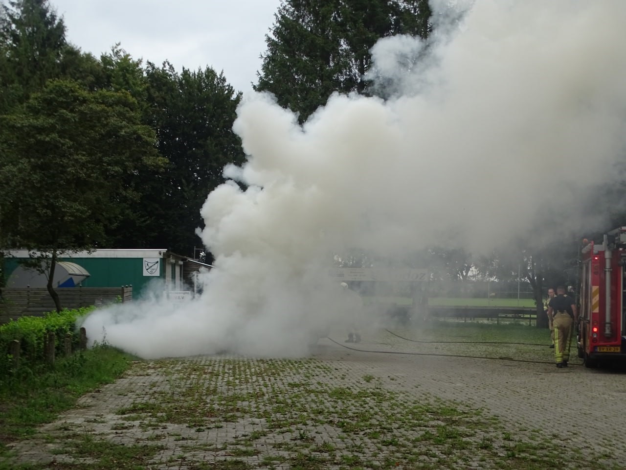 Auto vat vlam op parkeerterrein voetbalvereniging