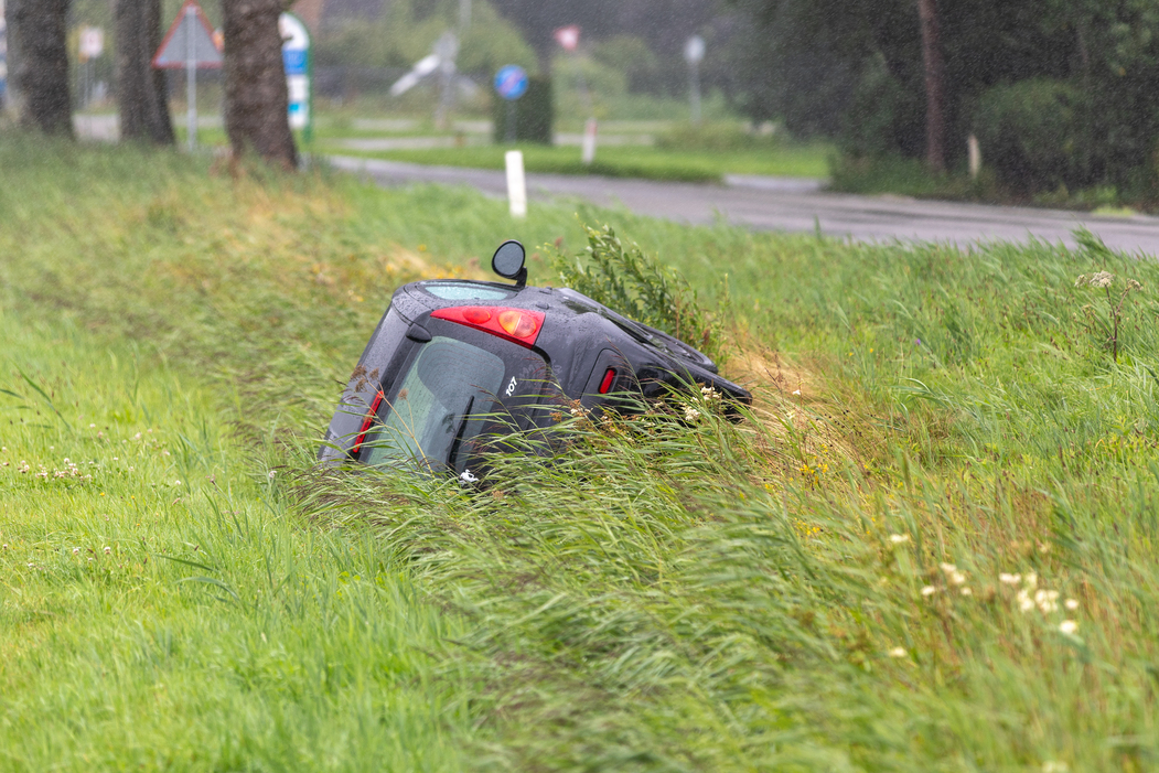 Auto belandt in greppel