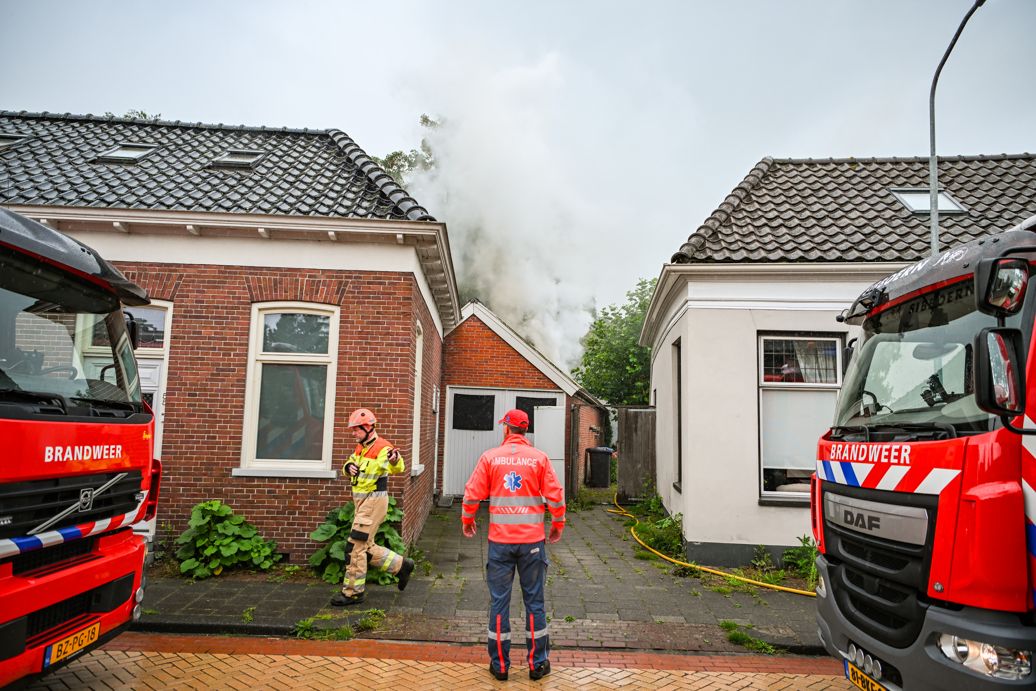 Brandweer blust felle brand in woning