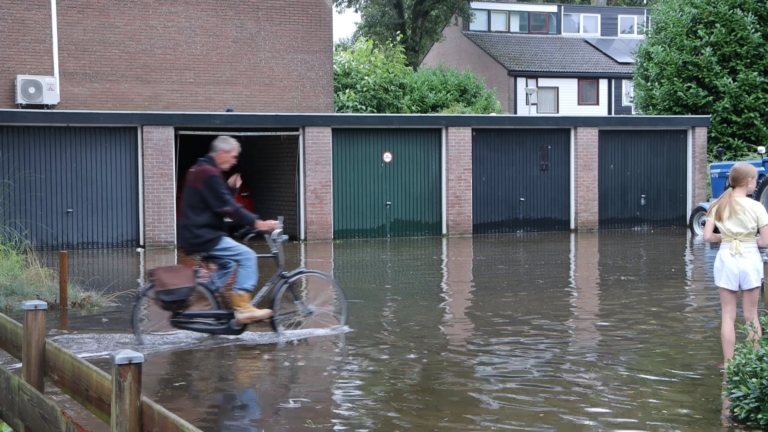 Straten onder water na flinke regenbui