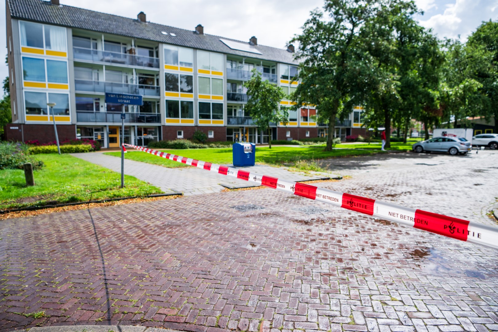 Brandweer onderzoekt gaslucht in portiekflat en politie zet straat af