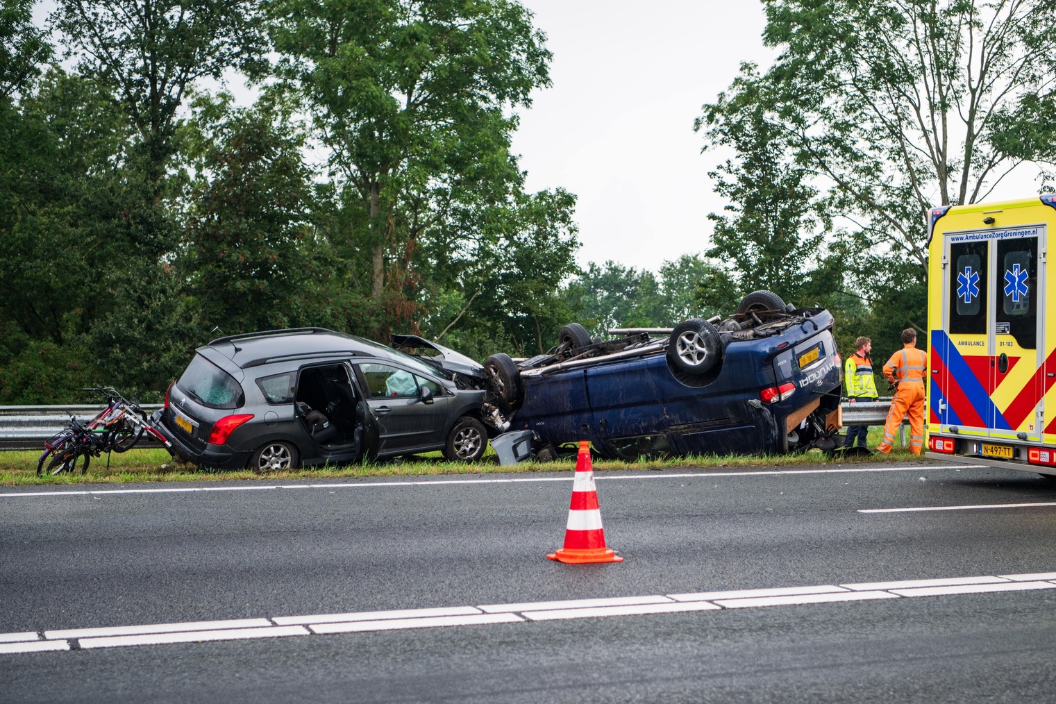 Meerdere gewonden bij ongeluk op snelweg, busje slaat over de kop