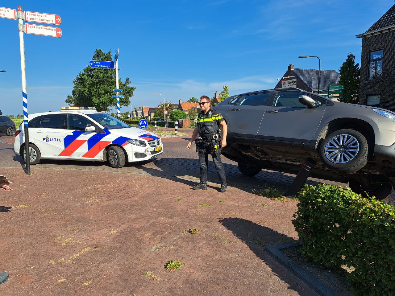 Auto belandt op paal in Gorredijk