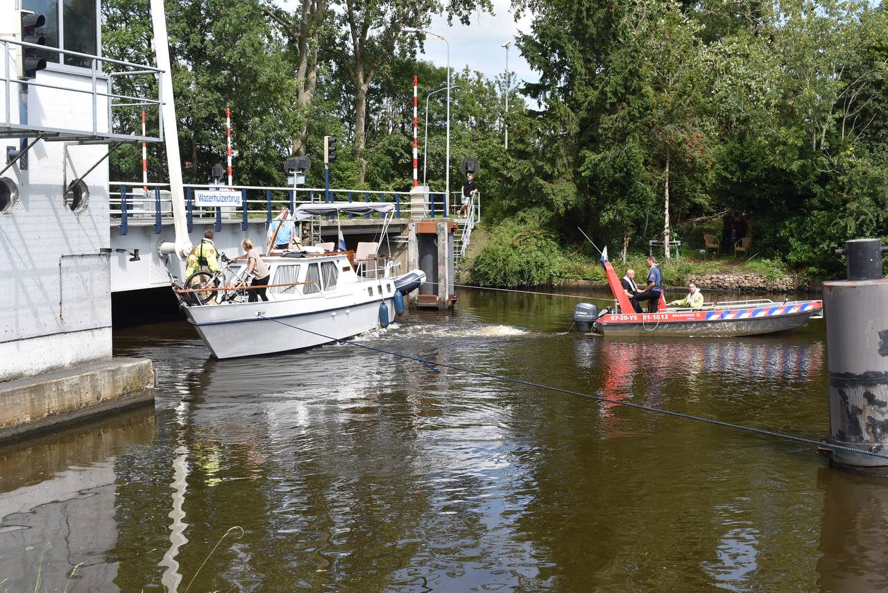 Brandweer helpt vastzittende boot bij brug