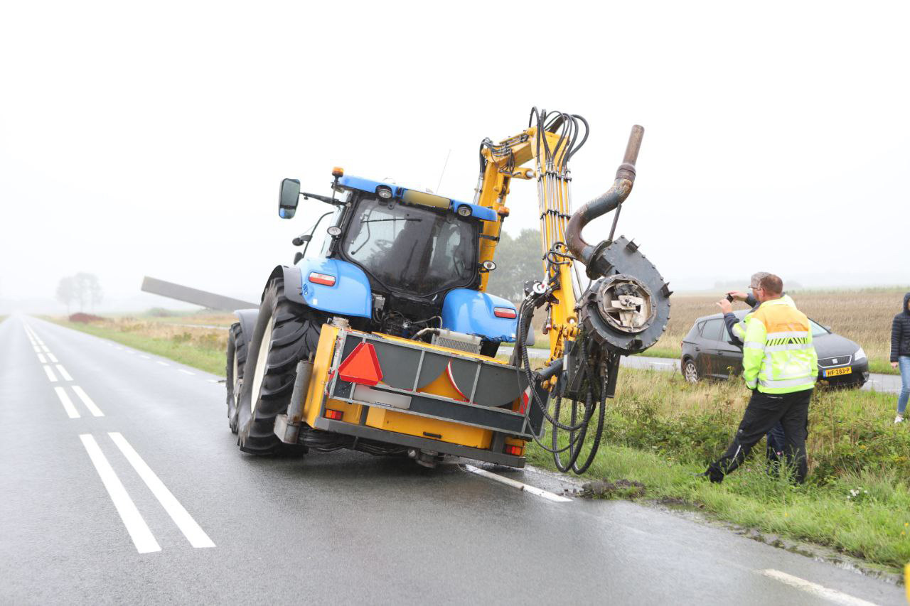 Breuk in steekas veroorzaakt afsluiting Mondenweg na tractorongeval