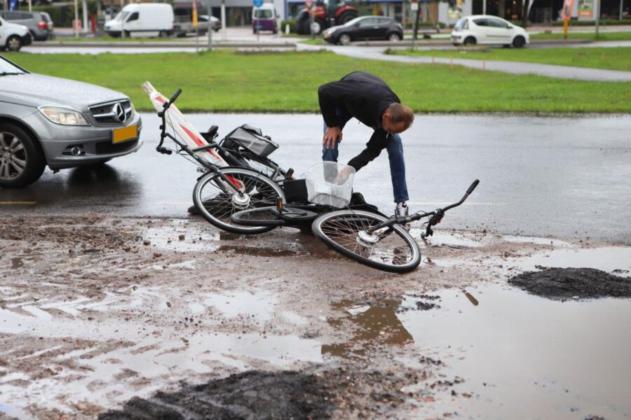 Fietsster meegenomen naar ziekenhuis na aanrijding met auto