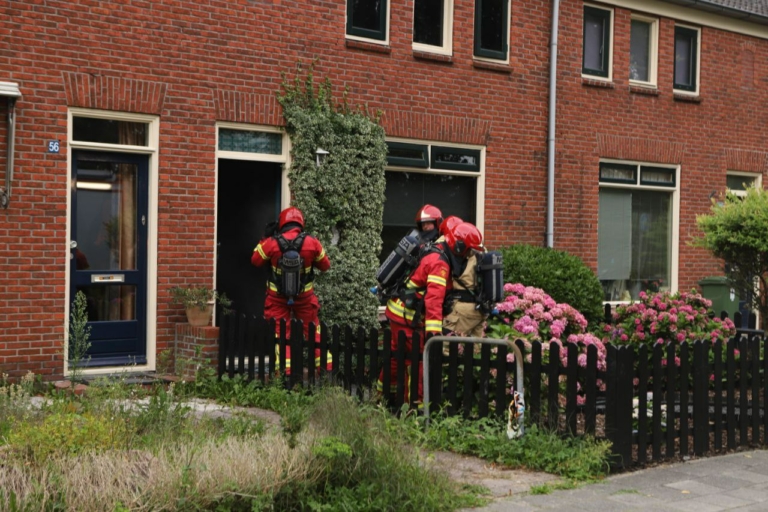 Brandweer forceert deur van woning die vol rook staat