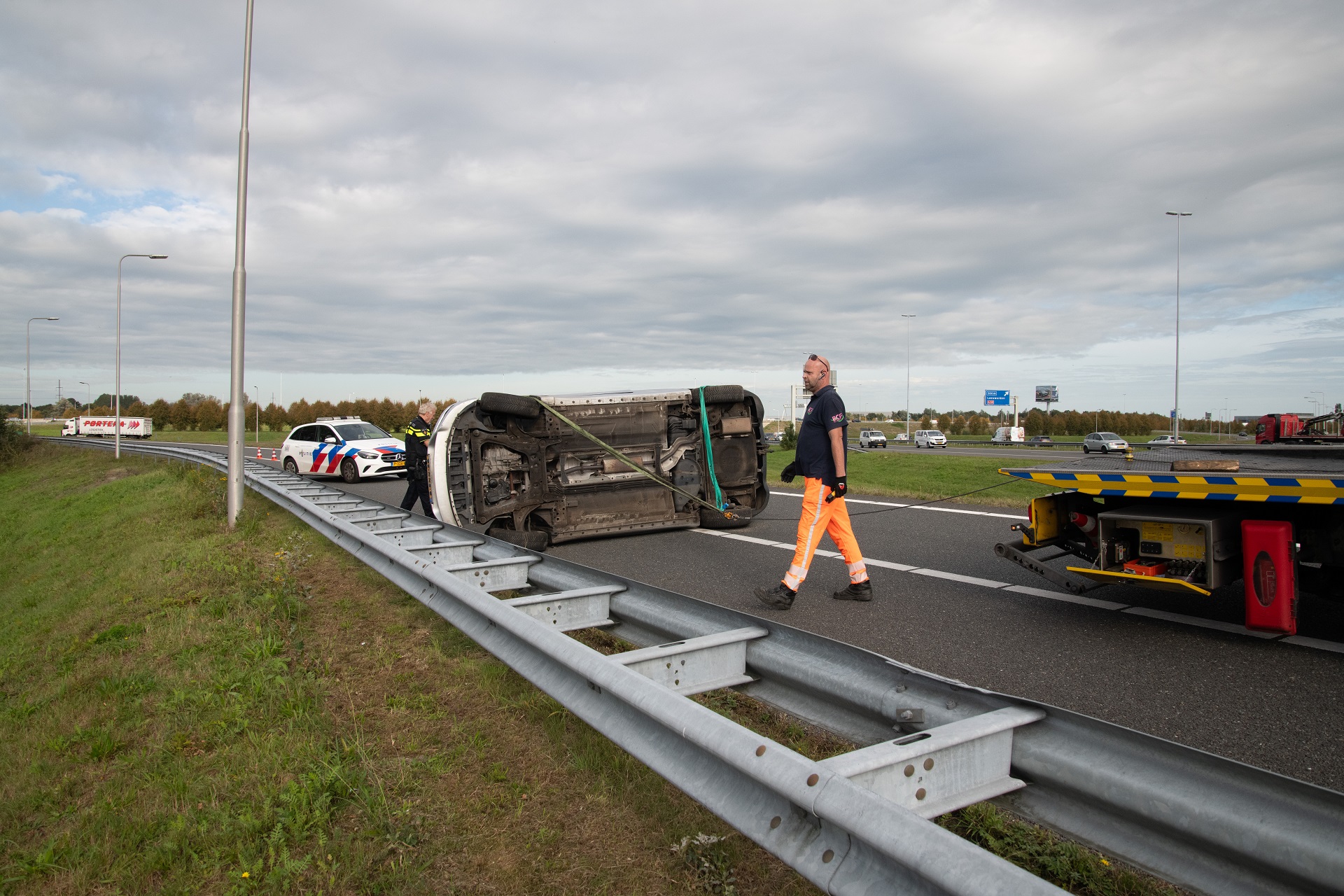 Auto op z’n kop bij klaverblad Heerenveen