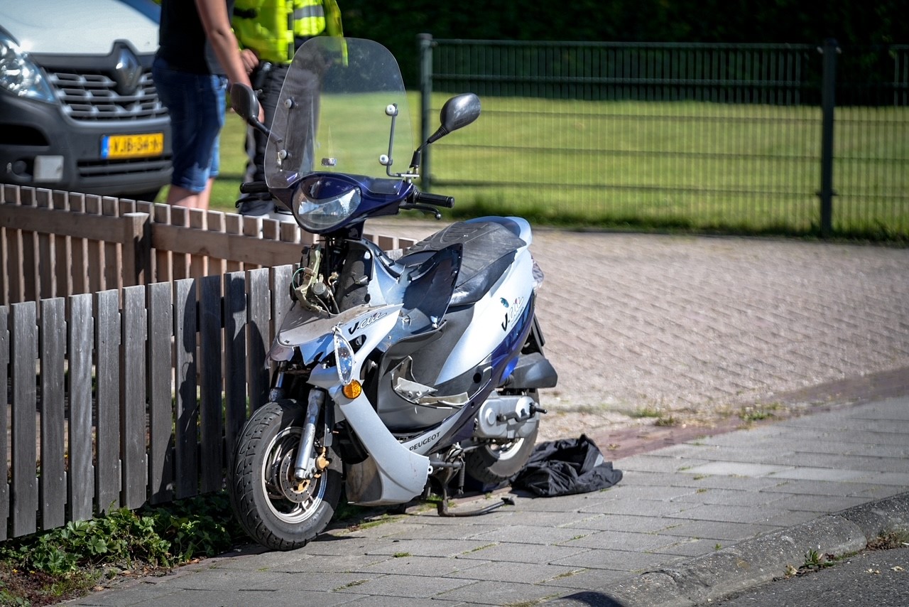 Scooterrijder gewond na aanrijding