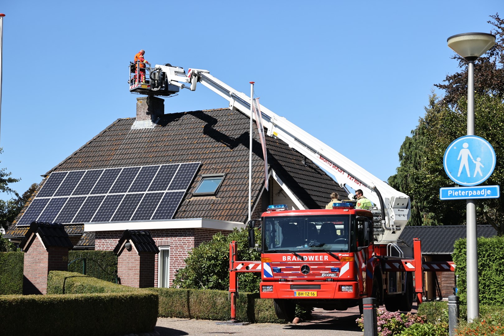 Wespennest in schoorsteen zorgt voor brand